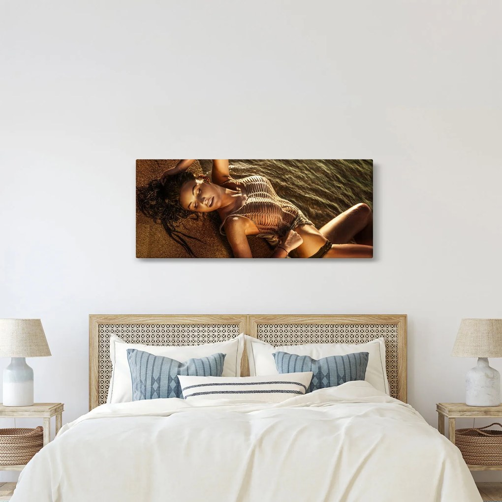 Obraz ženy ležiacej na pláži (120x50 cm)