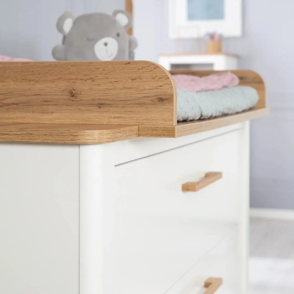 Biela nízka detská komoda v dekore duba s prebaľovacím pultom 119x100 cm Ava – Roba