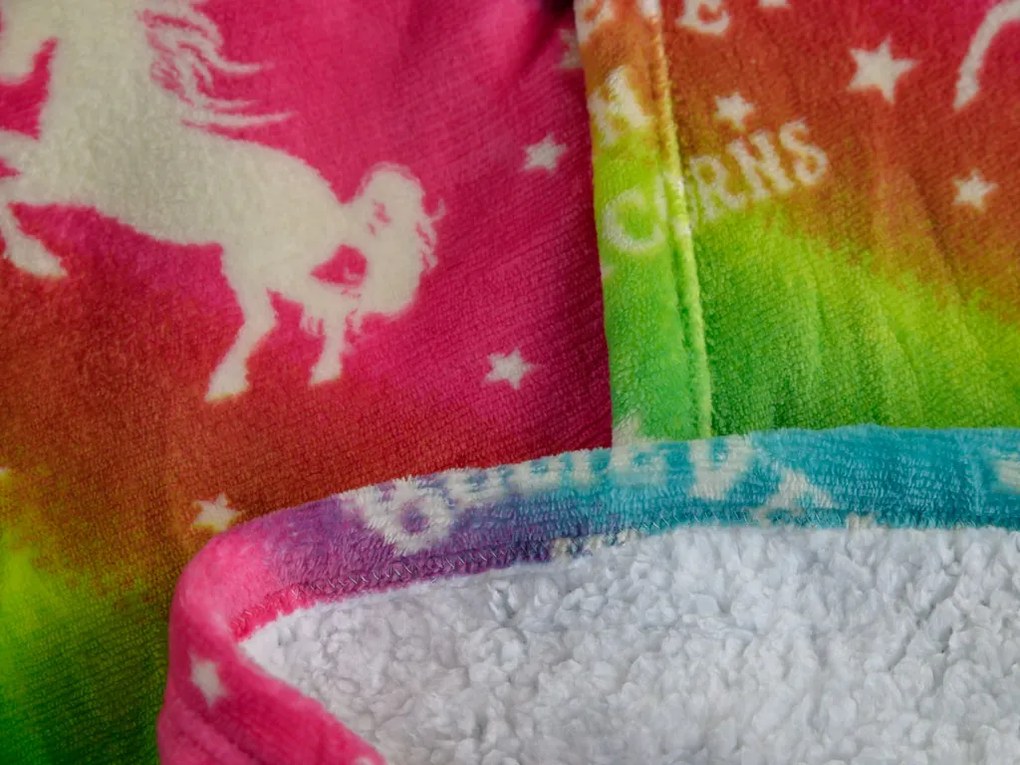 Mikinová deka s rukávmi a kapucňou ALICORN farebná