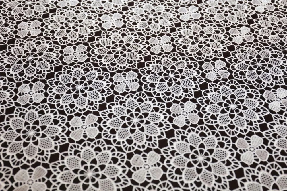 Ovalný krajkový obrus krémovej farby Šírka: 40 cm | Dĺžka: 85 cm
