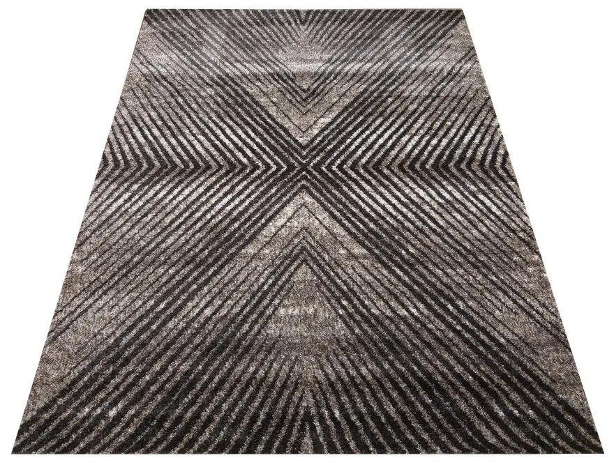 Moderný koberec so zaujímavým geometrickým vzorom opakujúcich sa diagonálnych čiar Šírka: 80 cm | Dĺžka: 150 cm