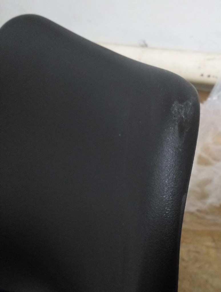 AKCIA Čierna stolička BALI MARK s čiernymi nohami II. akosť