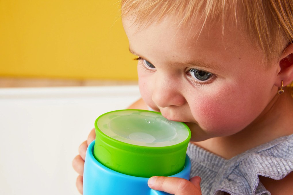 360° netečúci učiaci hrnček 250 ml - modrá/zelená