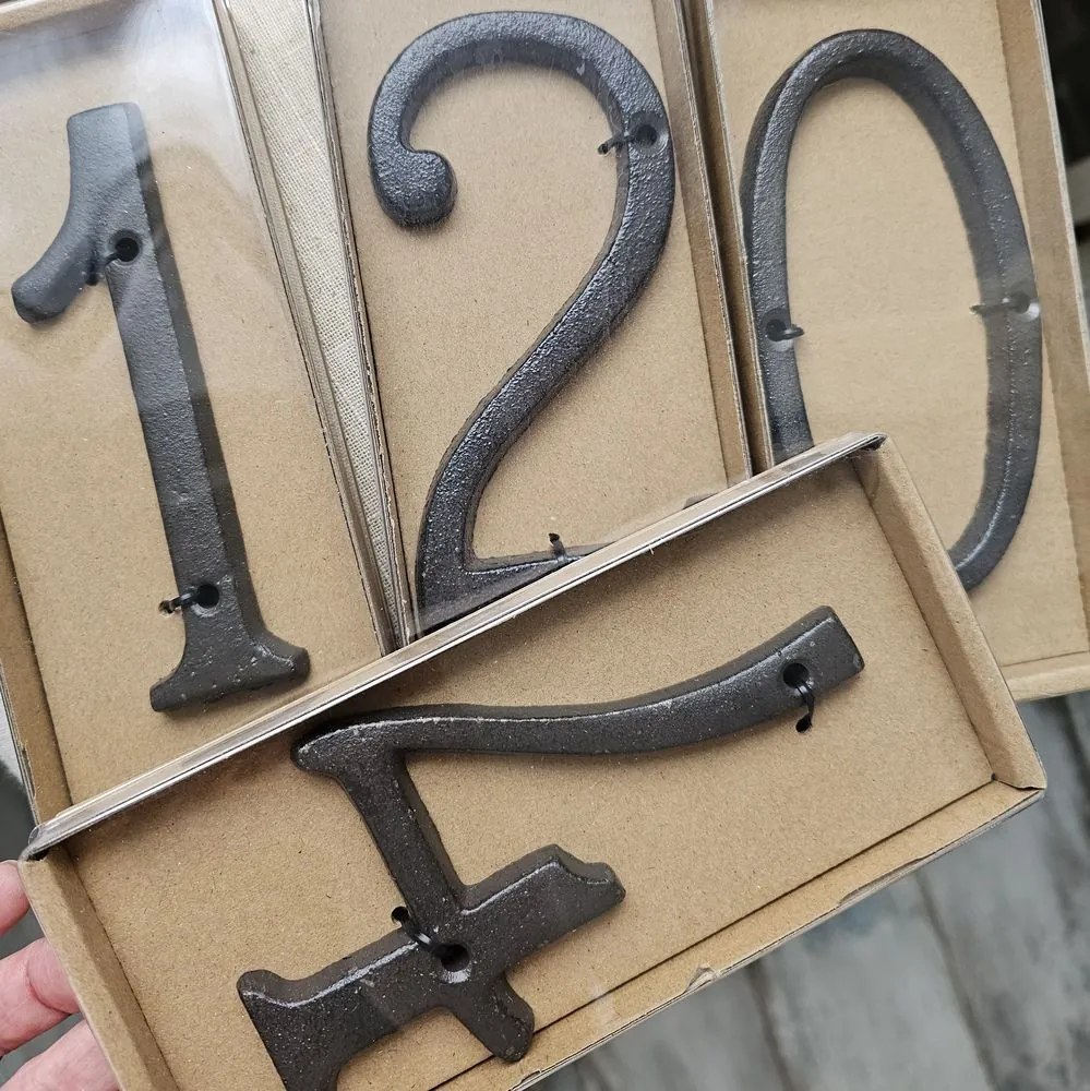 Hnedé nástenné liatinové číslo 0 - 7*1*14 cm