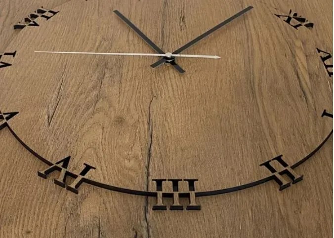 Drevené štvorcové hodiny Rím