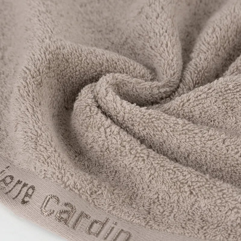Dekorstudio Bavlnený uterák PIERRE CARDIN - tmavobéžový Rozmer uteráku: 50x90cm