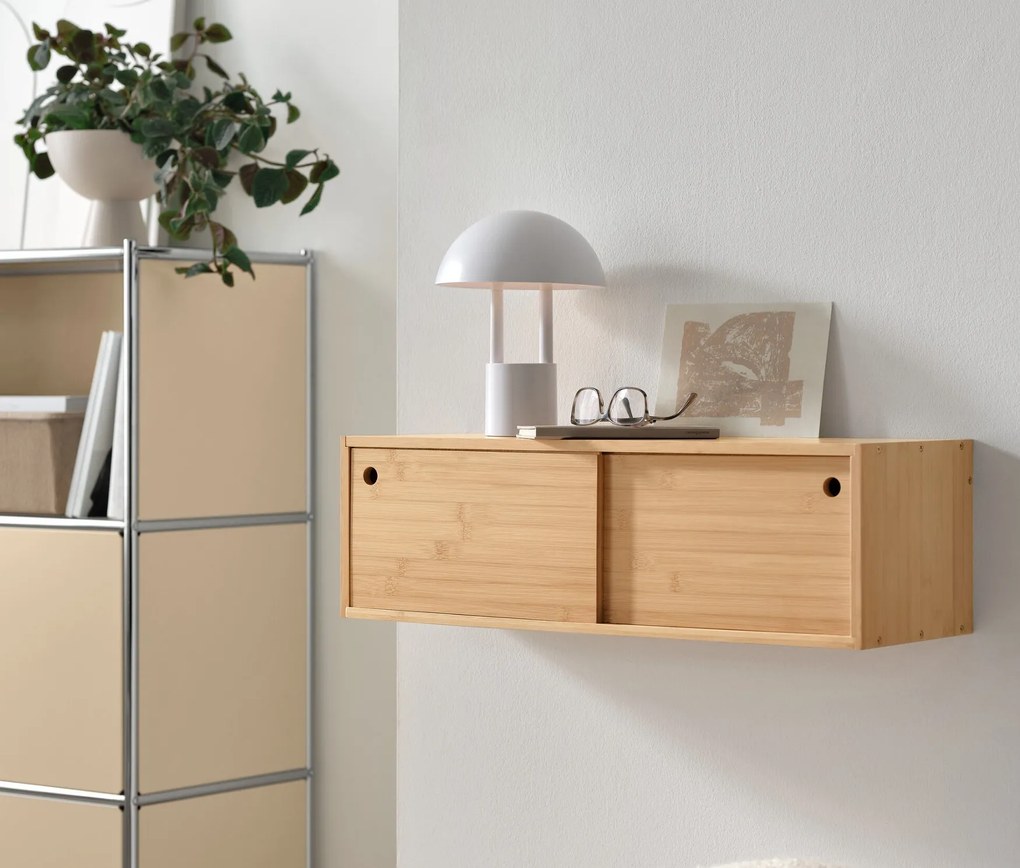 Nástenný regál s posuvnými dvierkami