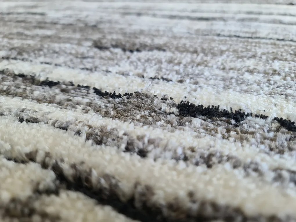 Koberec Miami 132 GREY – sivý vzorovaný obdĺžnik pre každú izbu Rozmer: 40x60 cm
