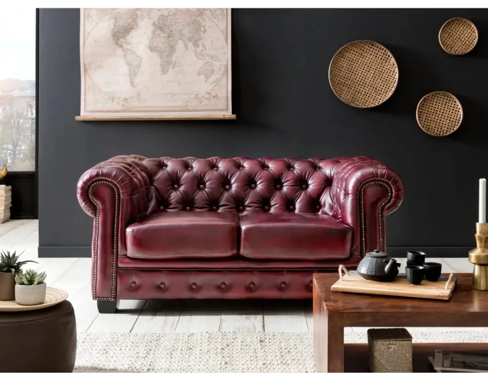 furniture-nabytek.cz - Masívna dvojmiestna pohovka Chesterfield z pravej kože, červená – 155×90×72 cm