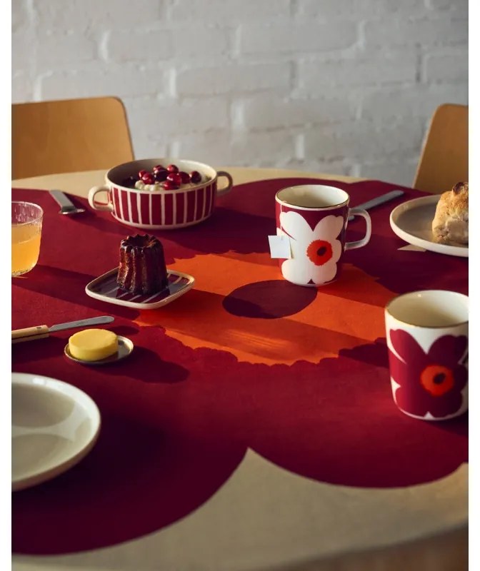Obrus Unikko 140x140cm, vanilka-burgundy