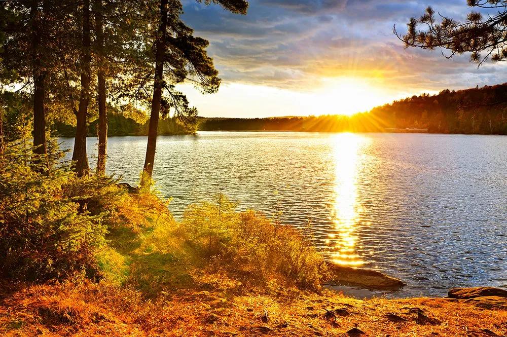 Fototapeta čaro zapadajúceho slnka pri jazere