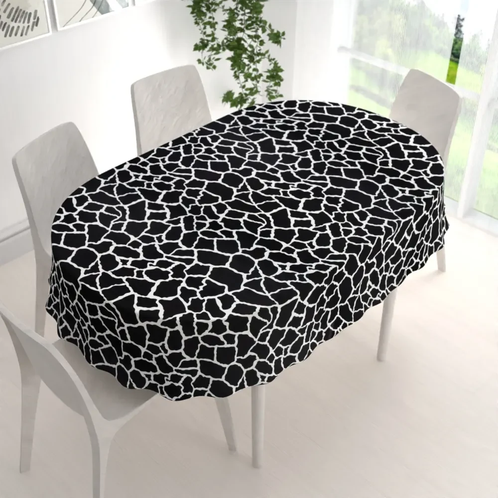 Biante Zamatový oválny obrus Tamara TMR-015 Čiernobiely žirafí vzor 120x140 cm