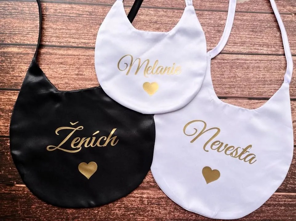 Svadobné podbradníky pre novomanželov a s menom dieťatka 23 - Celý set (2 ks veľký + 2 ks malý)