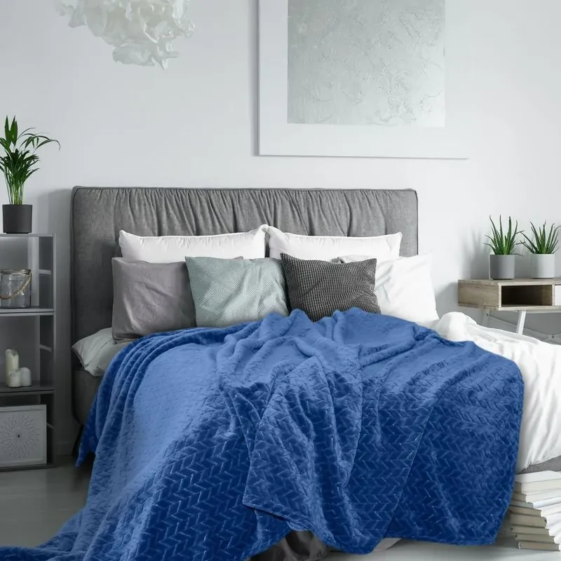 EUROFIRANY Klasická deka z vlákna príjemného na dotyk 170 cm x 210 cm námornícka modrá 100 % polyester Varianta: 335304