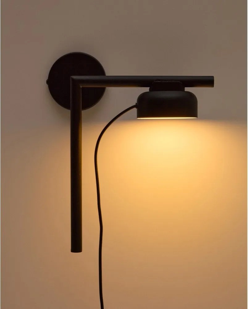 Čierne kovové LED stmievateľné nástenné svietidlo do zásuvky Orey – Kave Home