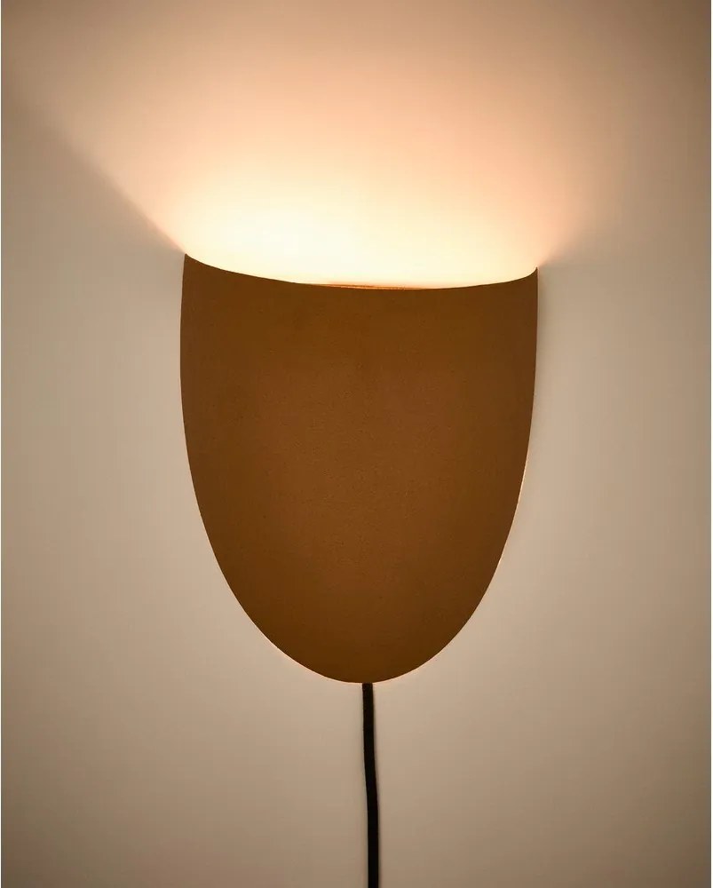 Nástenné svietidlo do zásuvky v terakotovej farbe Nibla – Kave Home