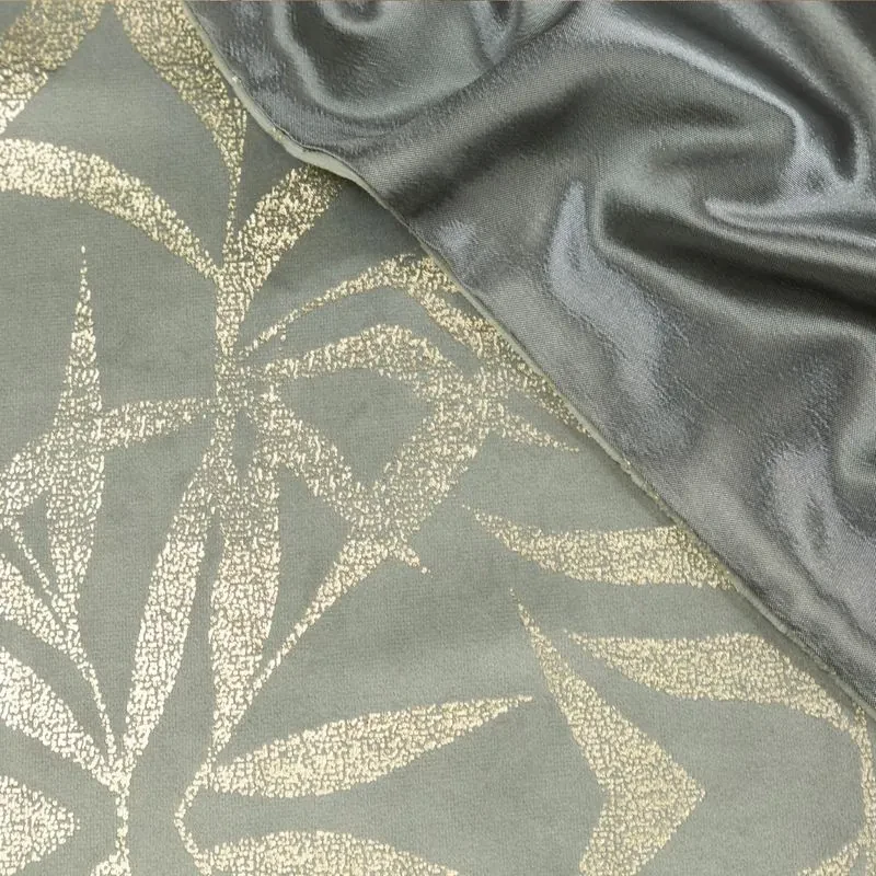 Dekorstudio Elegantný zamatový behúň na stôl BLINK 15 strieborný Rozmer behúňa (šírka x dĺžka): 35x140cm