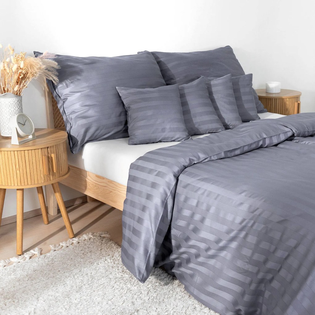 Goldea damaškové posteľné obliečky - tmavo sivé prúžky so saténovým leskom 140 x 220 a 70 x 90 cm