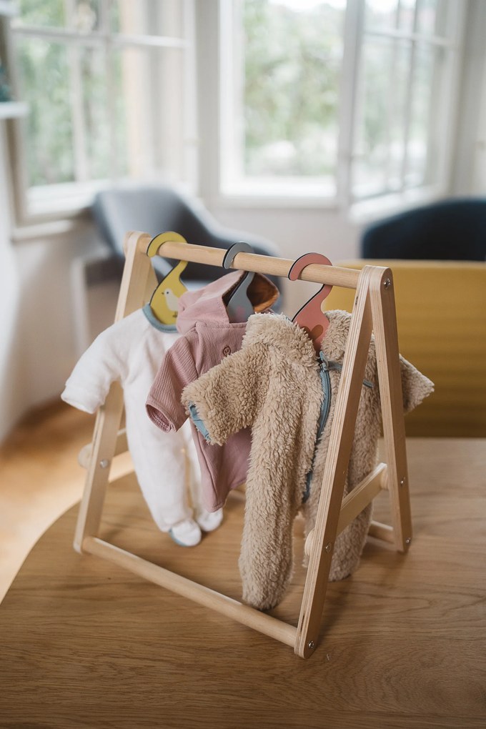 Pomea - Drevený vešiak na oblečenie pre bábiky