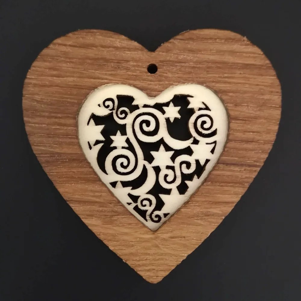 AMADEA Drevená ozdoba z masívu s vkladom - srdce s ornamentom 7 cm