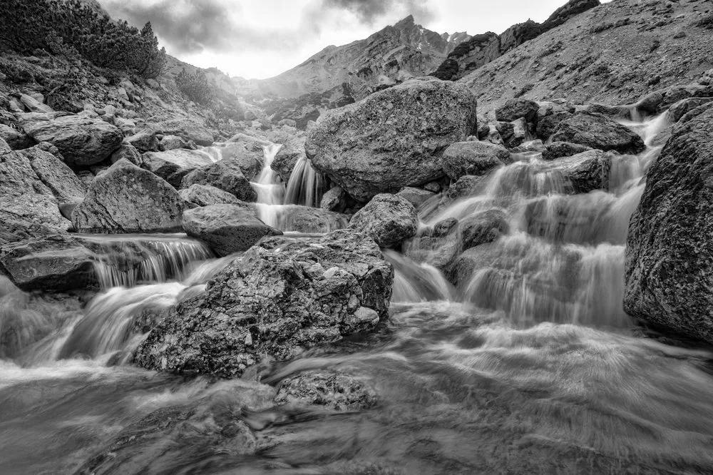 Samolepiaca tapeta čiernobiele vysokohorské vodopády