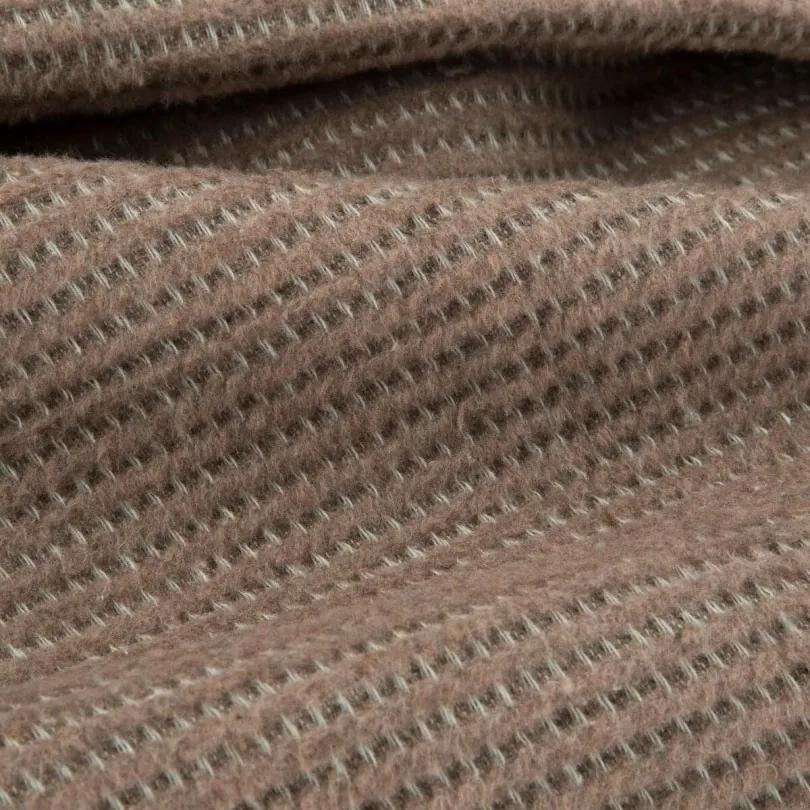 Kvalitná deka tmavobéžovej farby s vaflovou štruktúrou