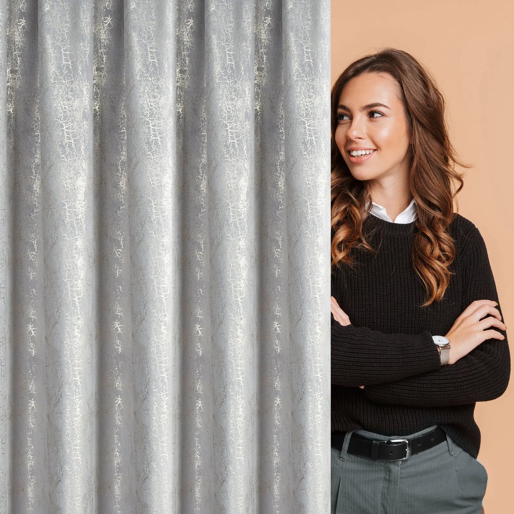 ZATEMŇOVACÍ ZÁVES NA PÁSKE INGRID 140X270 CM VZOROVANÁ