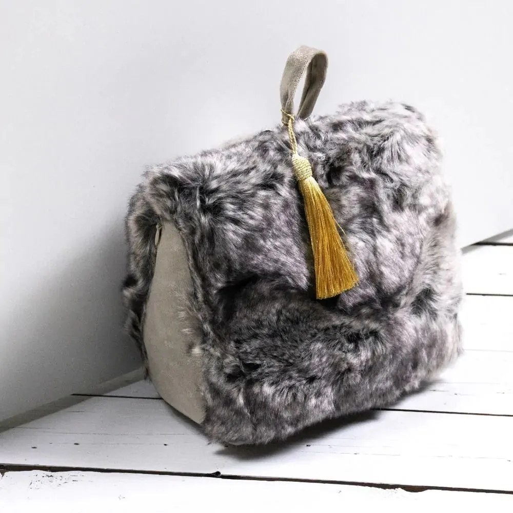 Šedá chlpatá dverná zarážka so zlatým strapcom Wolf grey - 15*22*18cm