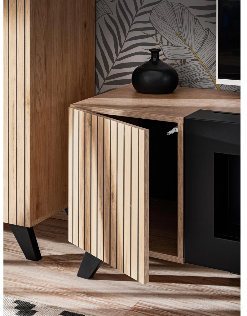 Tv stolík/skrinka Lyran K (s bio krbom) (hikora jackson + čierna). Akcia -19%. Vlastná spoľahlivá doprava až k Vám domov. 1097697