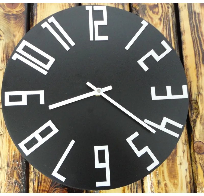 Moderné čierne nástenné hodiny z dreva – biele čísla | SENTOP HDFK008