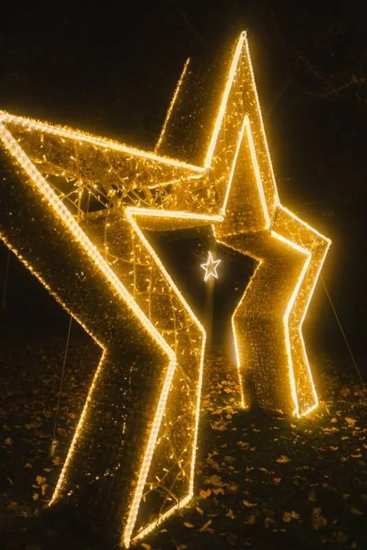 DECOLED LED světelná brána hvězda teple bílá 510 × 410 × 75 cm, 36 V, příkon 95,2 W, ze 4 dílů