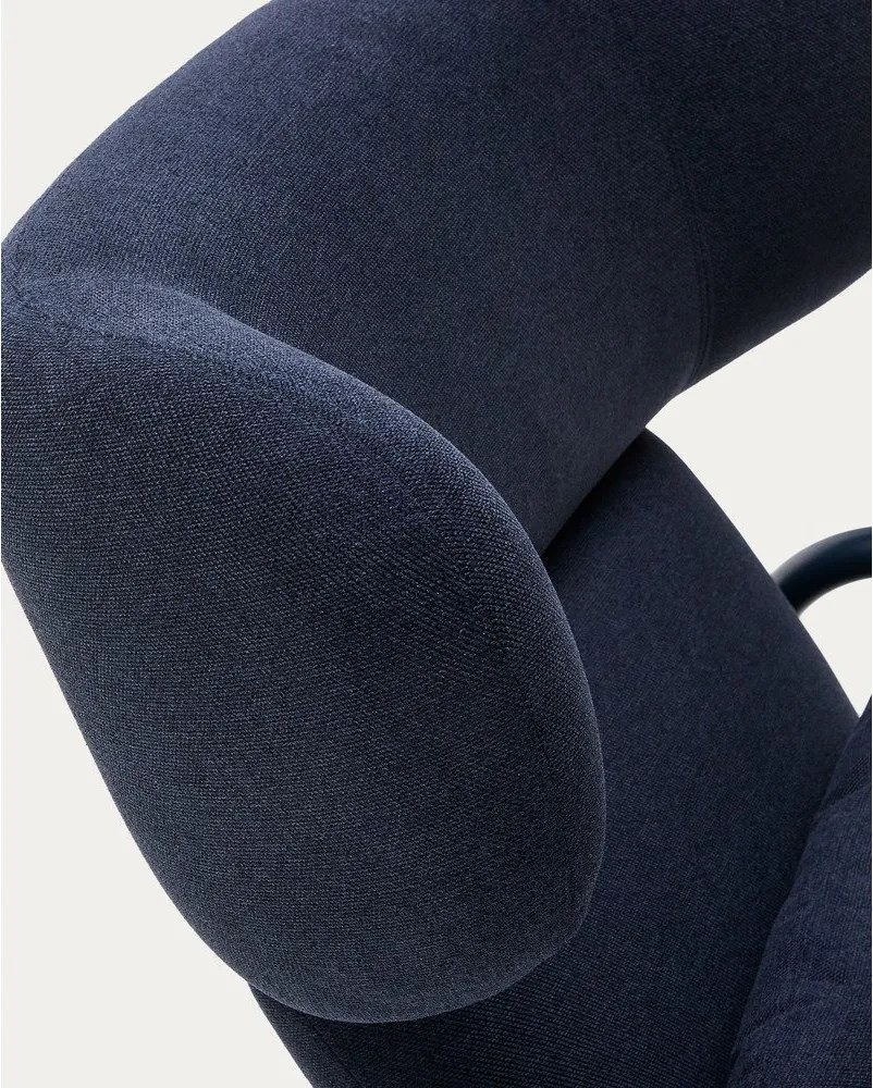 Tmavomodré kreslo Inari – Kave Home