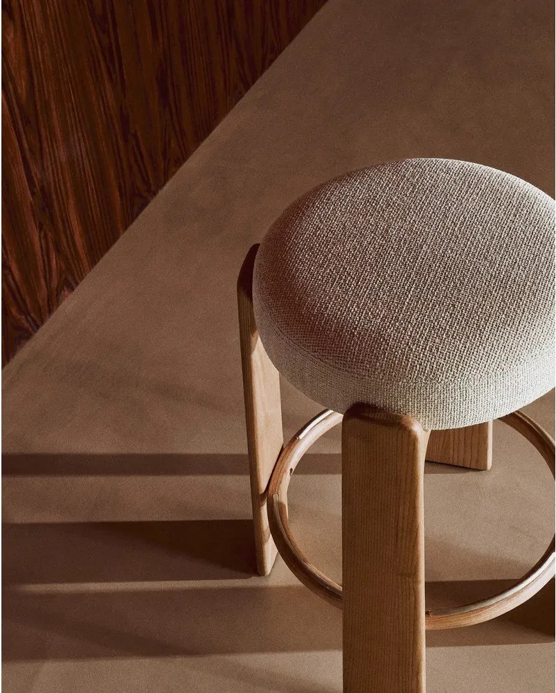 Béžová/v svetlo prírodnej farbe barová stolička z jaseňového dreva (výška sedadla 65 cm) Granite – Kave Home