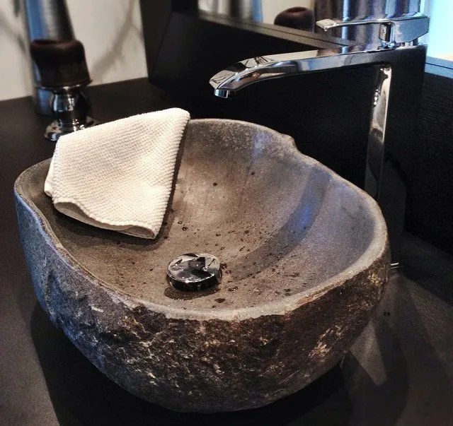 Umývadlo z prírodného riečneho kameňa The lavabo Batu Kali - malé
