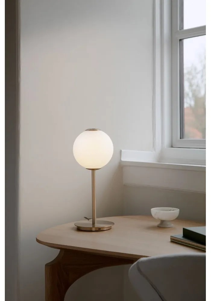 Kovová LED stmievateľná stolová lampa so skleneným tienidlom v mosadznej farbe (výška 37 cm) Audrey Table – UMAGE