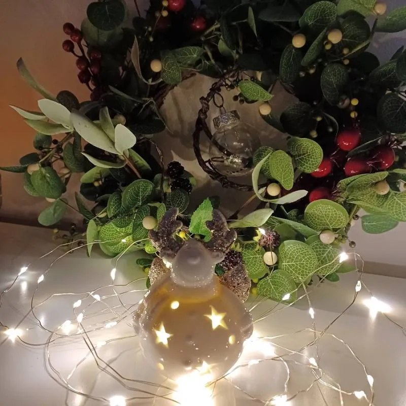 DECOLED Keramický sob, 7,3 x 6,5 x 9,3 cm, teple bílá, 2xLR44