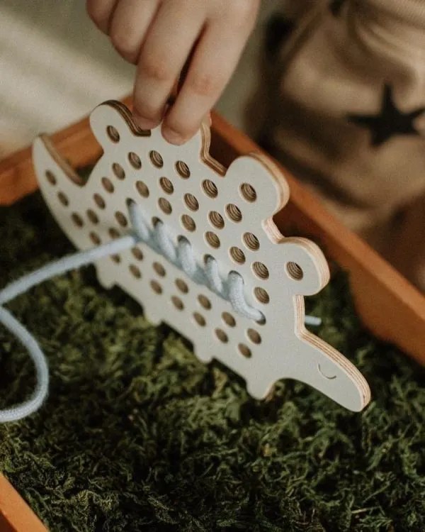 Montessori drevená prepletacia hračka - dino