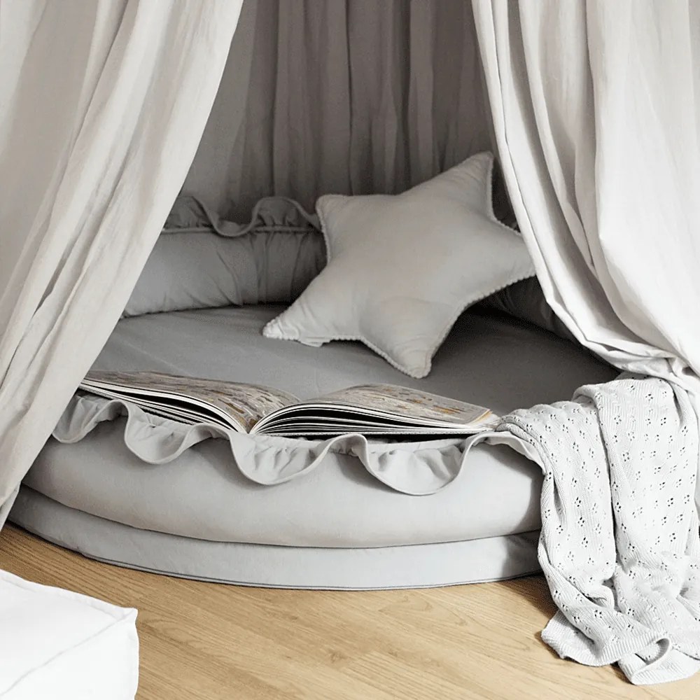 Hniezdo pre deti s volánom šedá