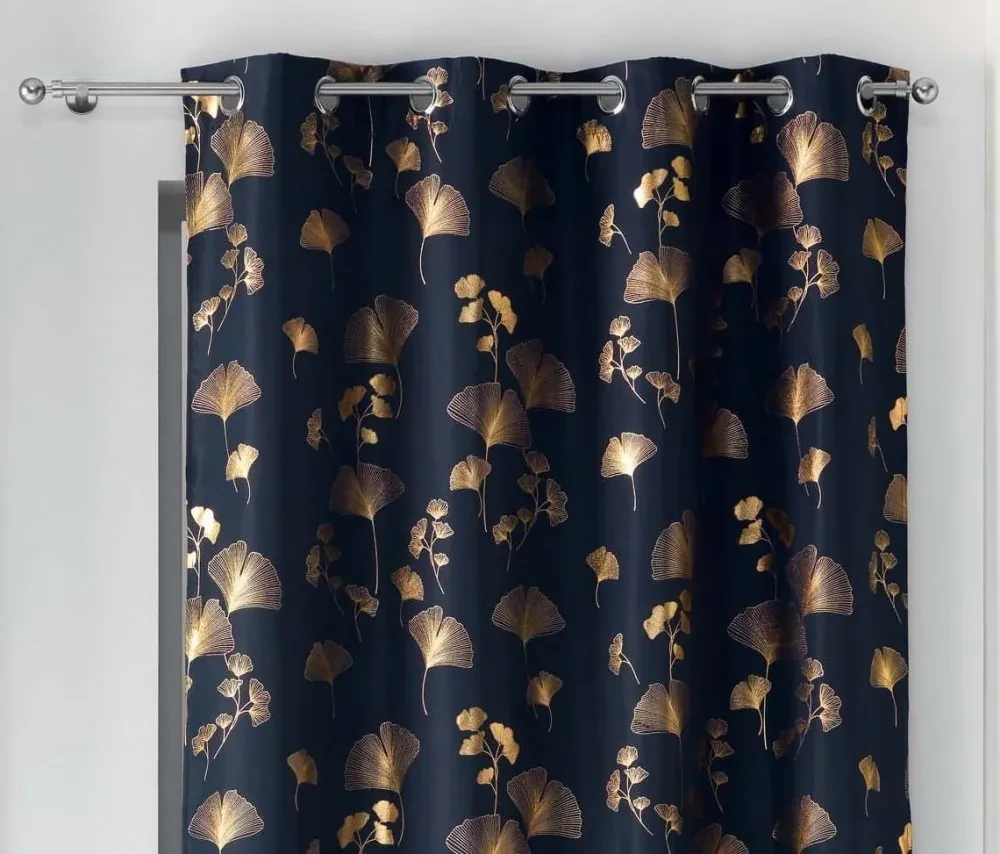 Krásny tmavo modrý luxusný záves so zlatým ginkgo vzorom 140 x 260 cm