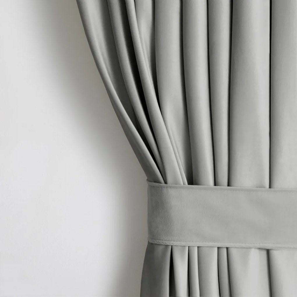 Záves AmeliaHome Velvet s priechodkami 140x270 cm strieborný