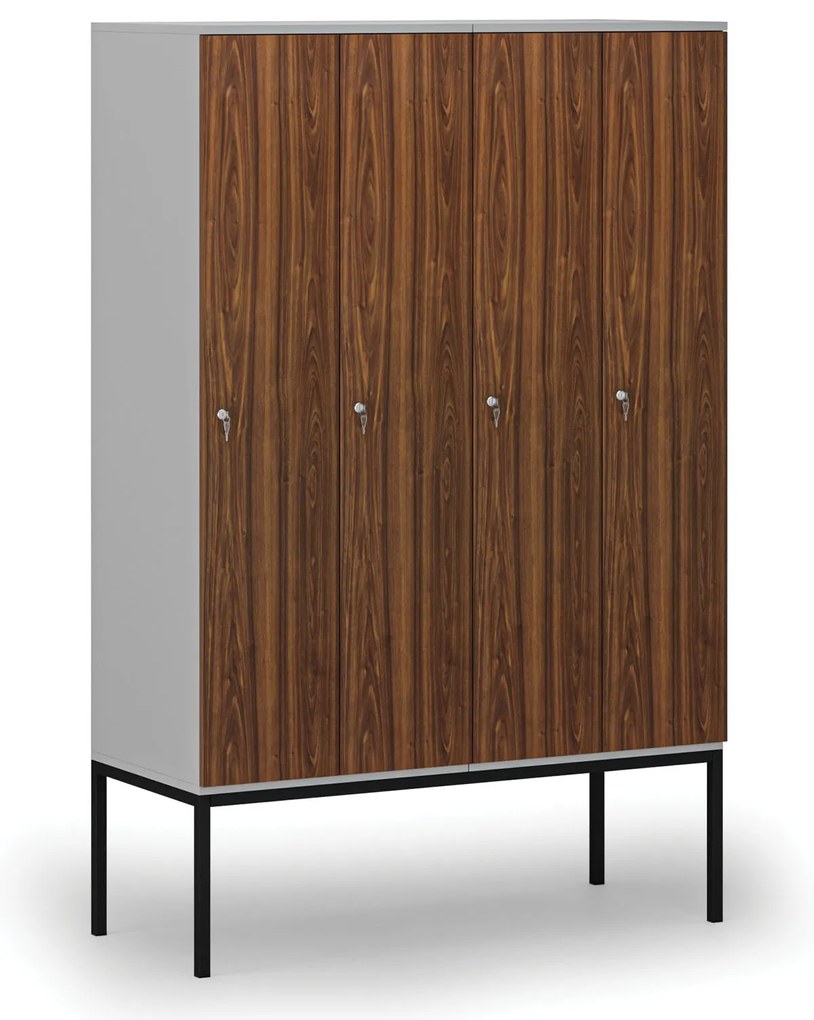 Drevená šatníková skrinka S4 s podnožou, 4 oddiely, 1871 x 1200 x 500 mm, demont, cylindrický zámok, sivá/orech