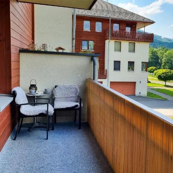 Umelá tráva Wembley šedá, spodná časť s nopmi (na pevné podklady), šíře 4m, šedá, nopy, chodba / predsieň, Betap