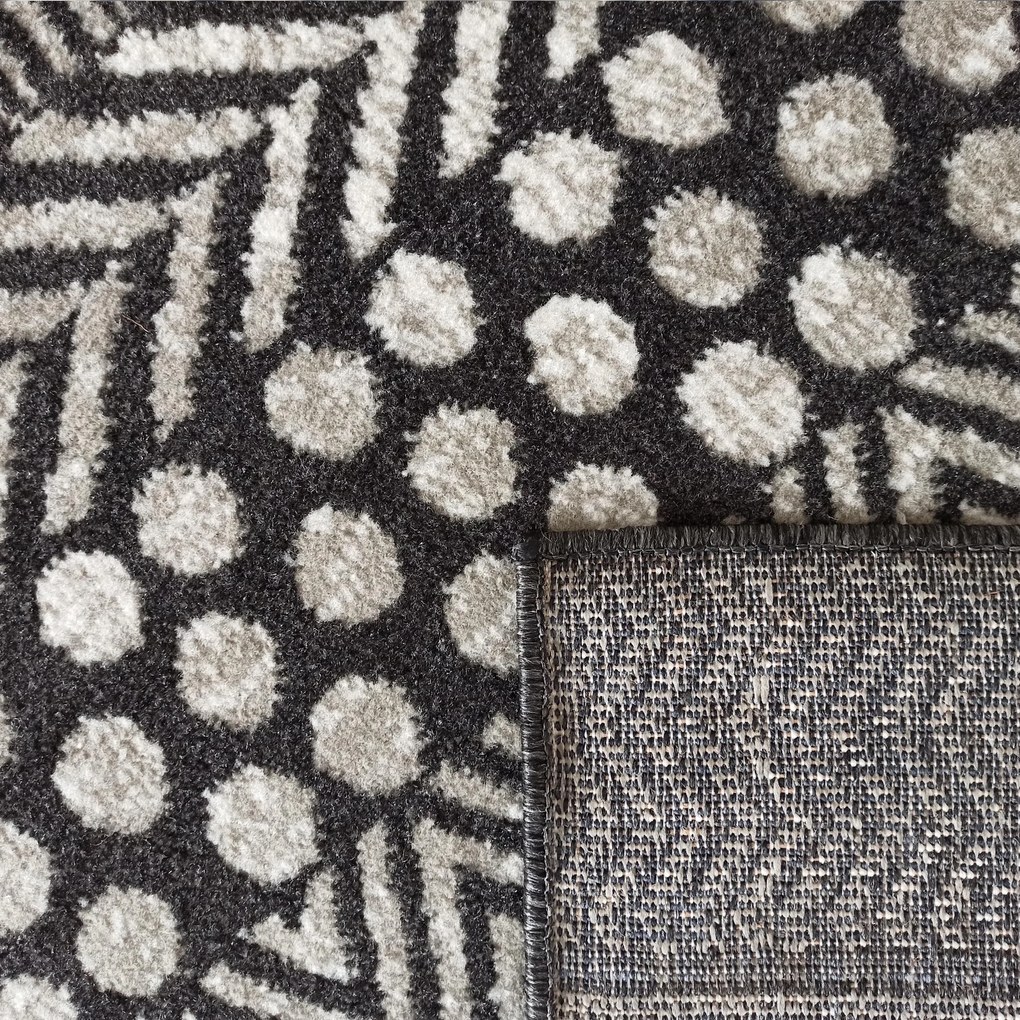 DY Čierny koberec s geometrickým vzorom Lara 08 Rozmer: 120x170 cm