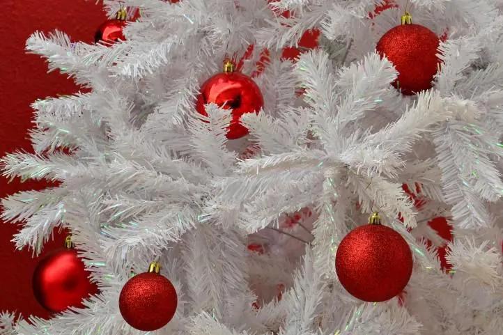 Nexos 32993 Umelý vianočný strom s trblietavým efektom - 120 cm, biely