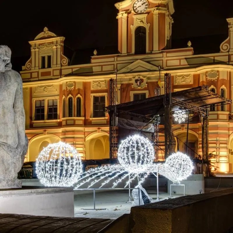 DECOLED Svetelná guľa LED, ľadovo biela, čierny kábel, priemer 80 cm