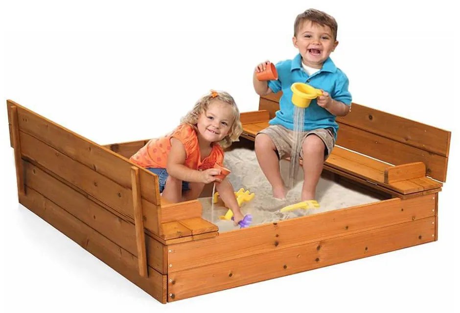 Drevené pieskovisko s lavičkami a krytom