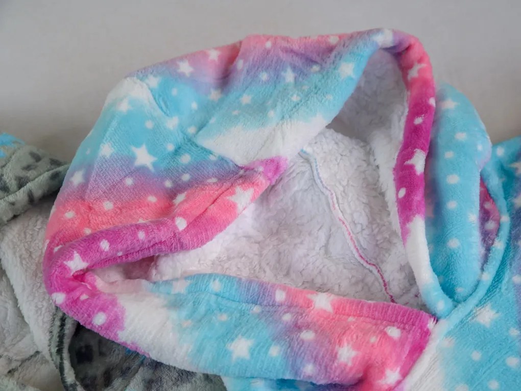 Baránková mikinová deka s rukávmi a kapucňou AURORA farebná