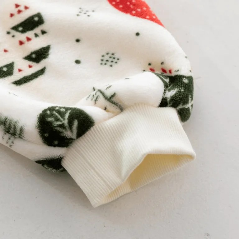 Baránková mikinová deka s rukávmi a kapucňou WINTER HEARTS, farebná