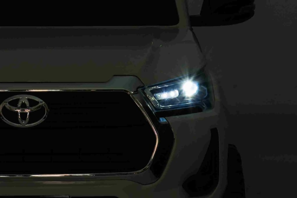 Ramiz Toyota Hilux na batérie pre deti Biely pickup + pohon 4x4 + diaľkové ovládanie + 2 nosiče batožiny