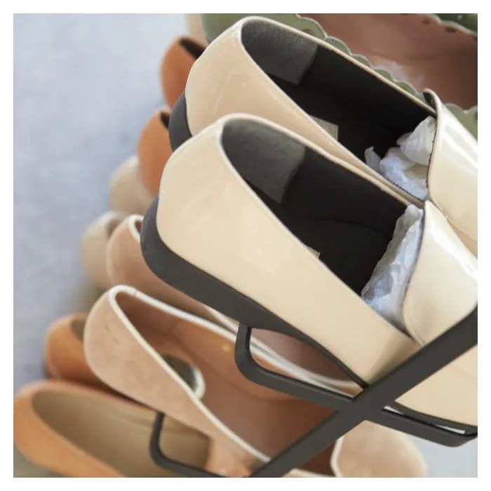 Čierny široký stojan na topánky Yamazaki Tower Shoe Rack